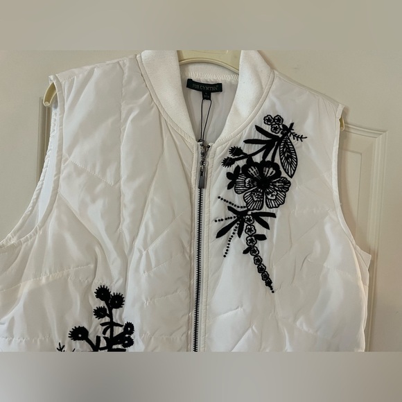 NEW! For Cynthia white Puffer Vest Zip Up Black Floral Pattern Womens Size L - Picture 5 of 13